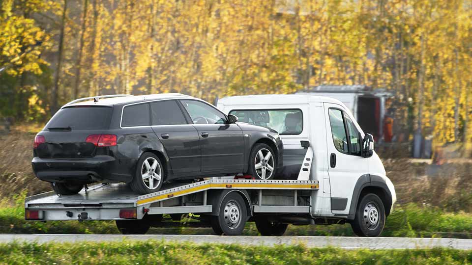 Ein Auto wird auf einem Abschleppwagen verladen und kostenlos bei Autoankauf Sangerhausen abgeholt 